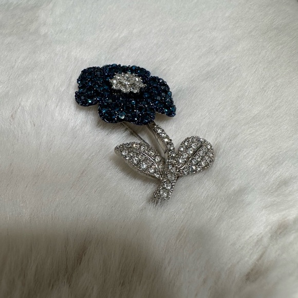 Elegant Blue and Silver Floral Brooch - Picture 4 of 7